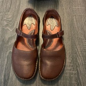 BORN Reddish Leather Closed Toe MaryJane 9.5 M